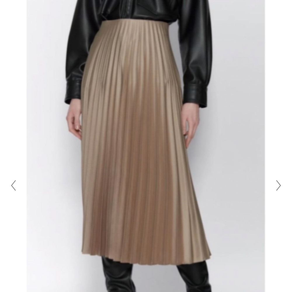 Pleated skirt